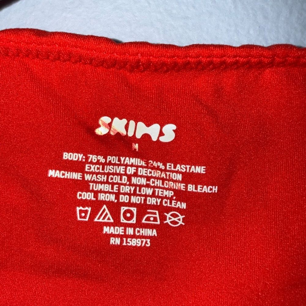 SKIMS Fits Everybody High Neck Bodysuit in the color Poppy Size M EUC - Picture 5 of 8